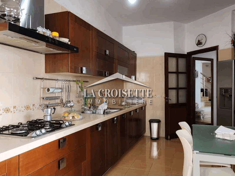 Villa meublée S+3 avec terrasse et piscine  à La Marsa